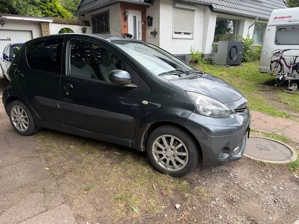 Gebraucht Toyota Aygo 68 PS (50 kW) 2012 Grau Kleinwagen