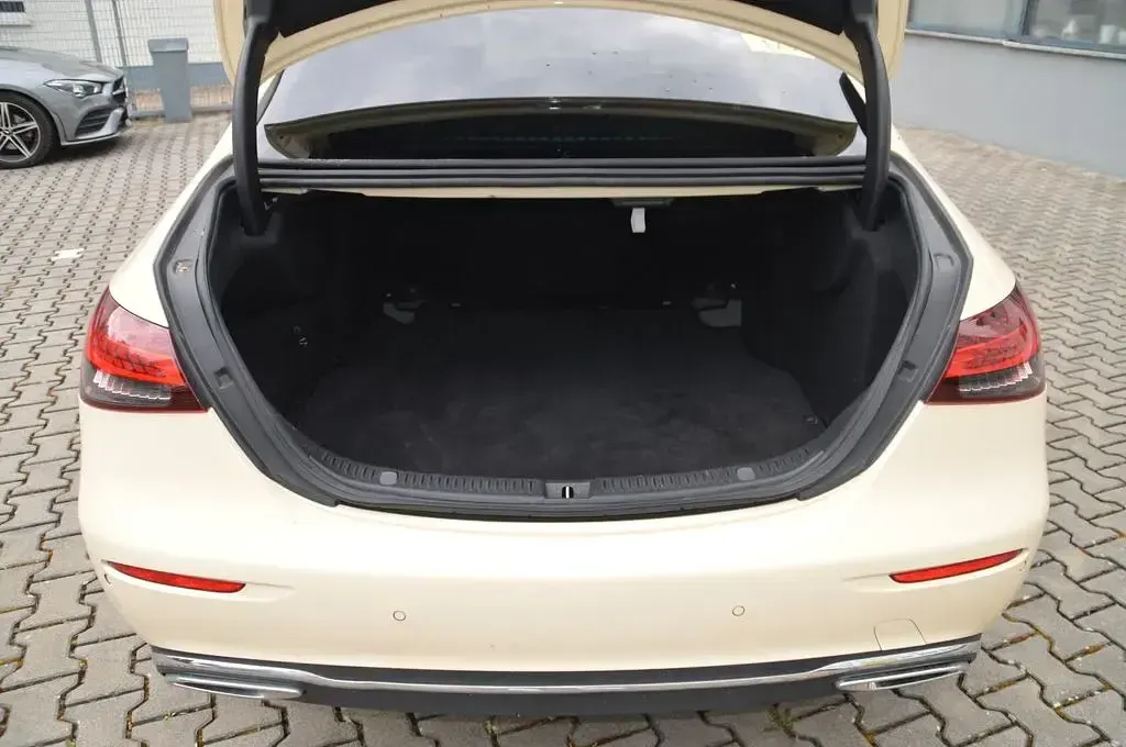 Second-hand Mercedes E200 160 CP (117 kW) 2023 Galben Berlinǎ