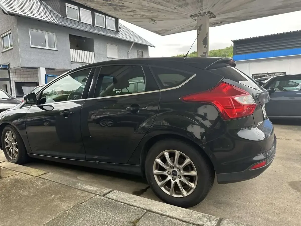 Gebraucht Ford Focus 140 PS (102 kW) 2012 Schwarz Limousine