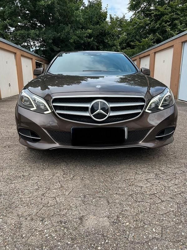 Braun Gebraucht 2013 Mercedes E250 Limousine | 15.000 € (Teuer) - Bild 1/4