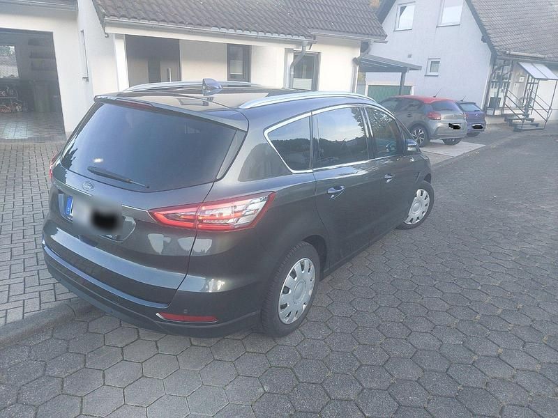 Gebraucht Ford S-MAX Titanium 150 PS (110 kW) 2022 Grau Van / Kleinbus