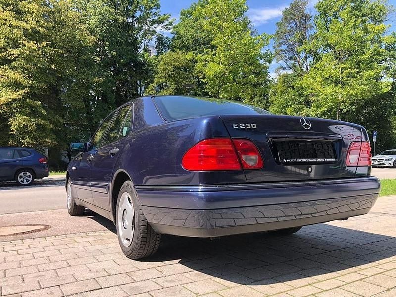 Gebraucht Mercedes E230 Elegance 150 PS (110 kW) 1996 Blau Limousine