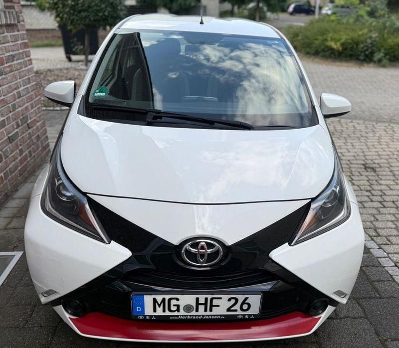 Weiß Gebraucht 2016 Toyota Aygo Kleinwagen | 6.500 € (Guter Preis) - Bild 1/4