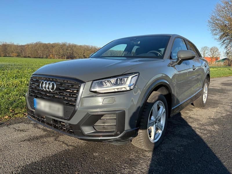 Grau Gebraucht 2018 Audi Q2 Ambiente SUV | 13.950 € (Guter Preis) - Bild 1/4