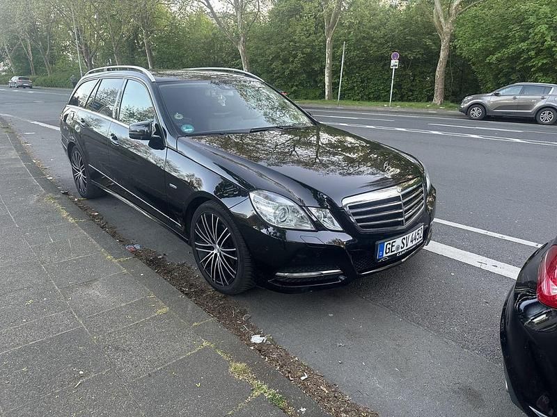 Second-hand Mercedes E200 184 CP (135 kW) 2011 Negru Berlinǎ