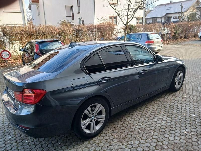 Gebraucht BMW 318 Sport Line 143 PS (105 kW) 2013 Grau Limousine