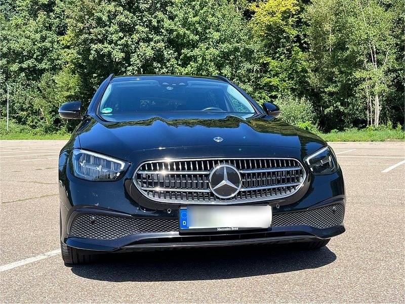 Schwarz Gebraucht 2020 Mercedes E300 Kombi | 27.900 € - Bild 1/4