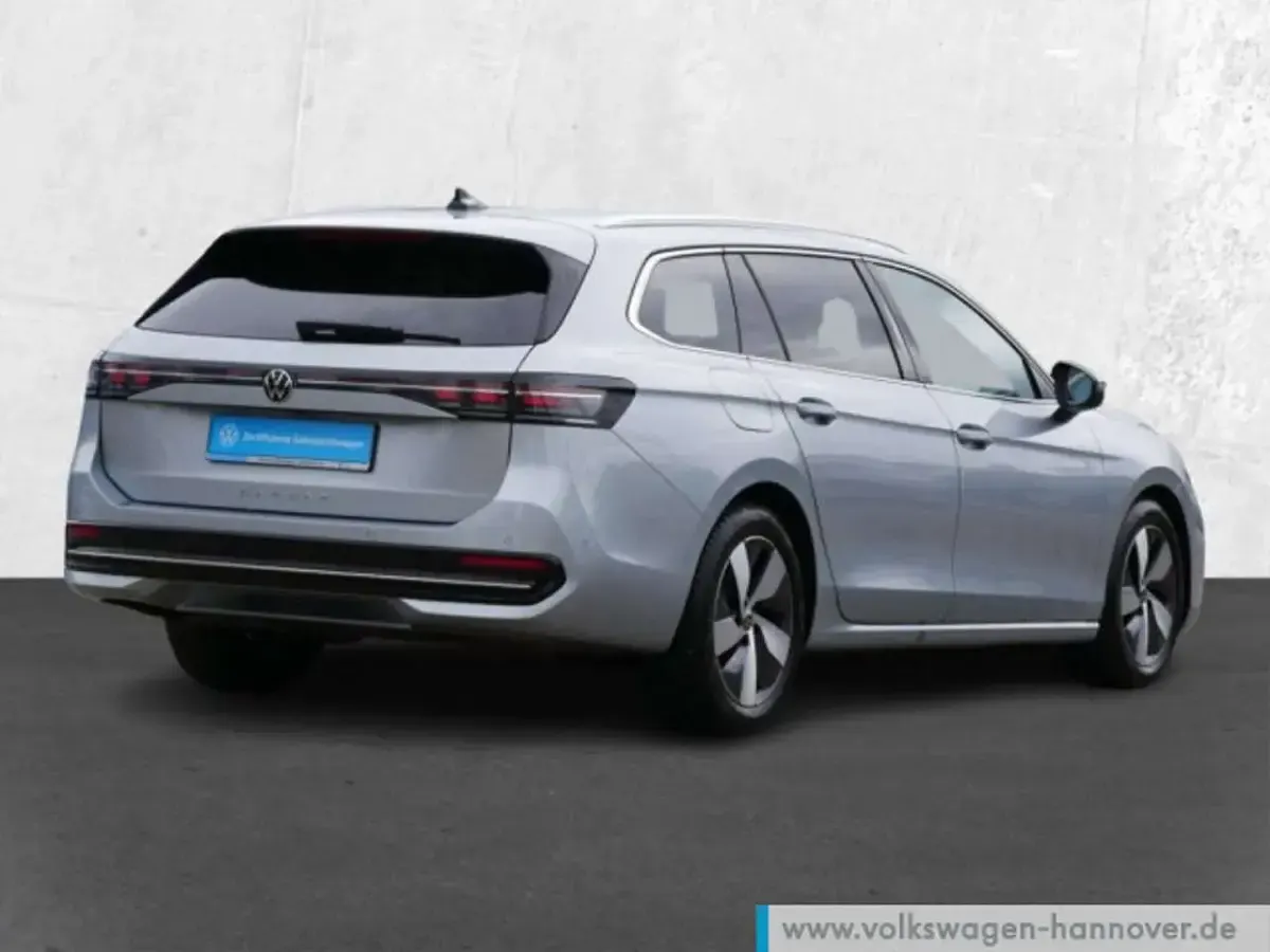 Gebraucht VW Passat Elegance 150 PS (110 kW) 2025 Oyster silver metallic Kombi