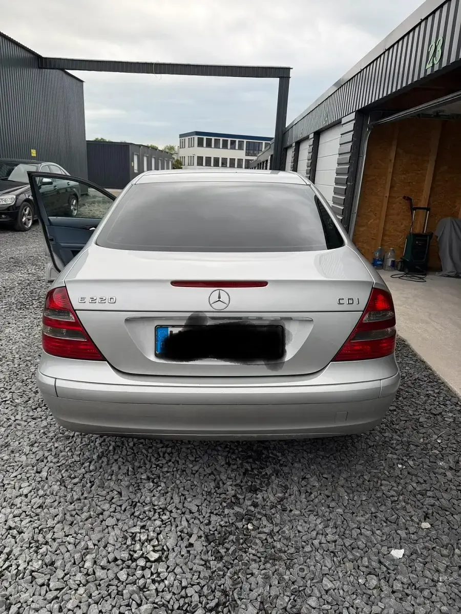 Gebraucht Mercedes E220 150 PS (110 kW) 2002 Silber Limousine