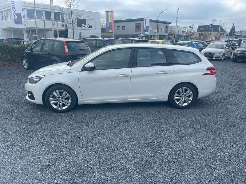 Gebraucht Peugeot 308 SW Active 131 PS (96 kW) 2021 Weiß Kombi