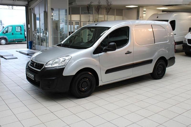 Gebraucht Peugeot Partner 99 PS (72 kW) 2016 Silber Van / Kleinbus