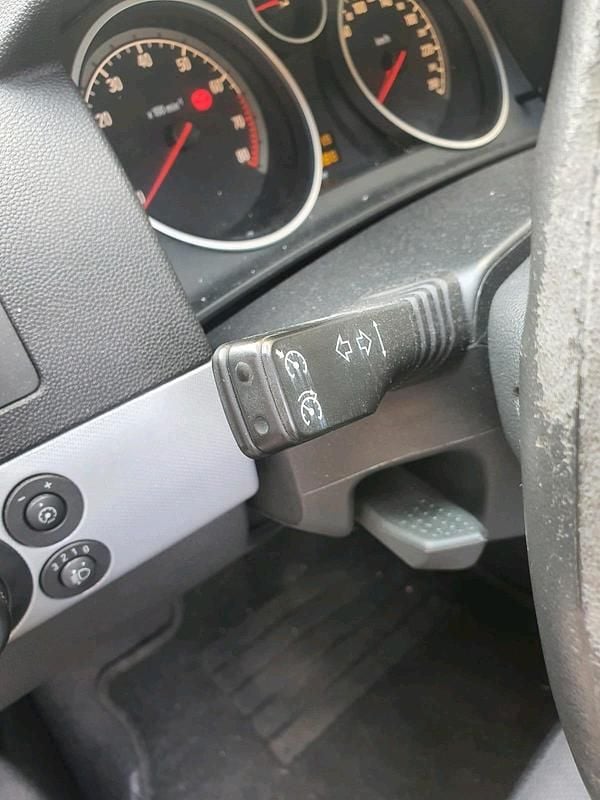 Grau Gebraucht 2006 Opel Astra Coupé | 1.000 € (Guter Preis) - Bild 1/4