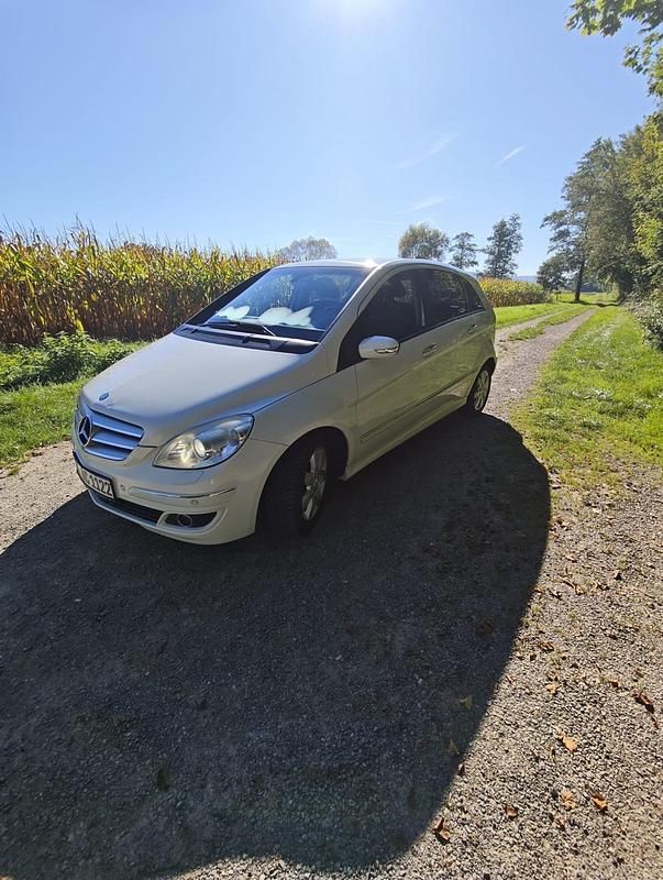 Weiß Gebraucht 2007 Mercedes 180 Limousine | 3.000 € - Bild 1/4