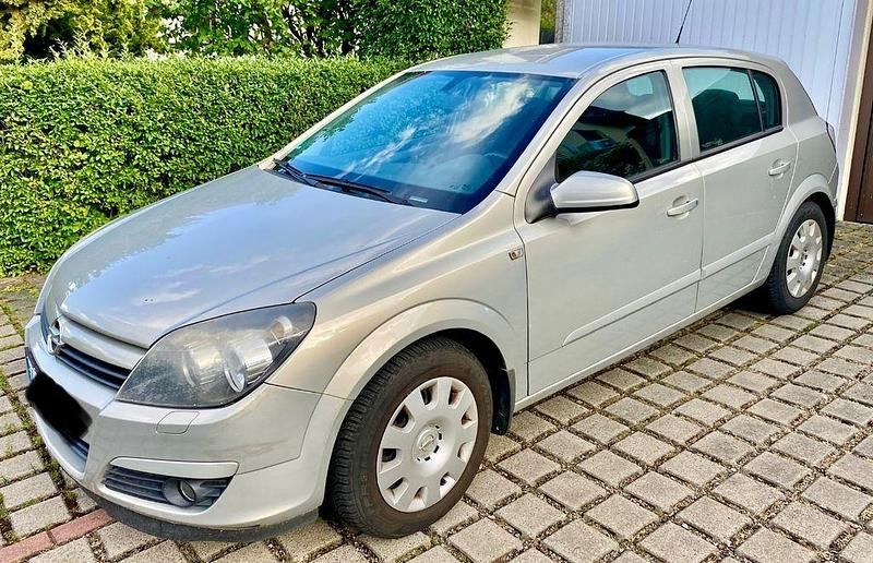 Grau Gebraucht 2005 Opel Astra Enjoy Limousine | 4.500 € - Bild 1/4