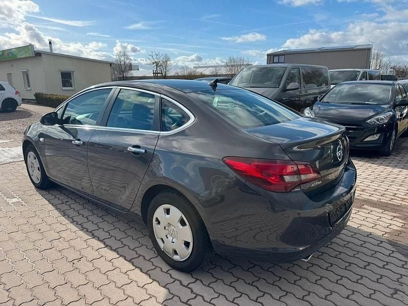 Gebraucht Opel Astra Edition 140 PS (102 kW) 2013 Grau Limousine