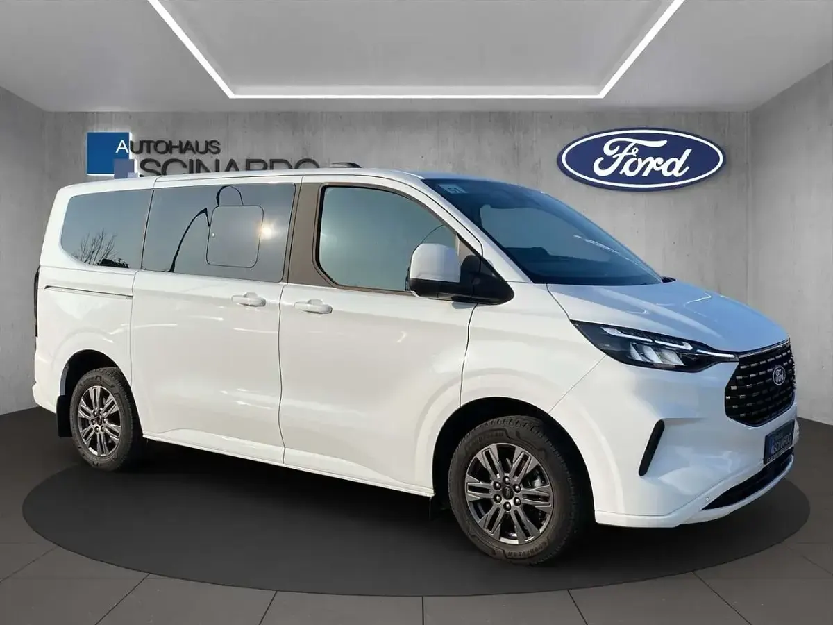 Gebraucht Ford Tourneo Titanium 136 PS (100 kW) 2025 Weiß Van / Kleinbus
