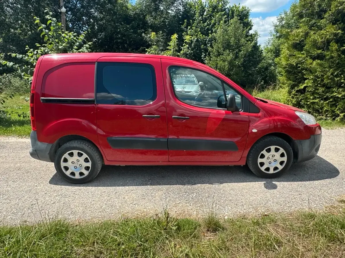Gebraucht Peugeot Partner 90 PS (66 kW) 2011 Rot Van / Kleinbus