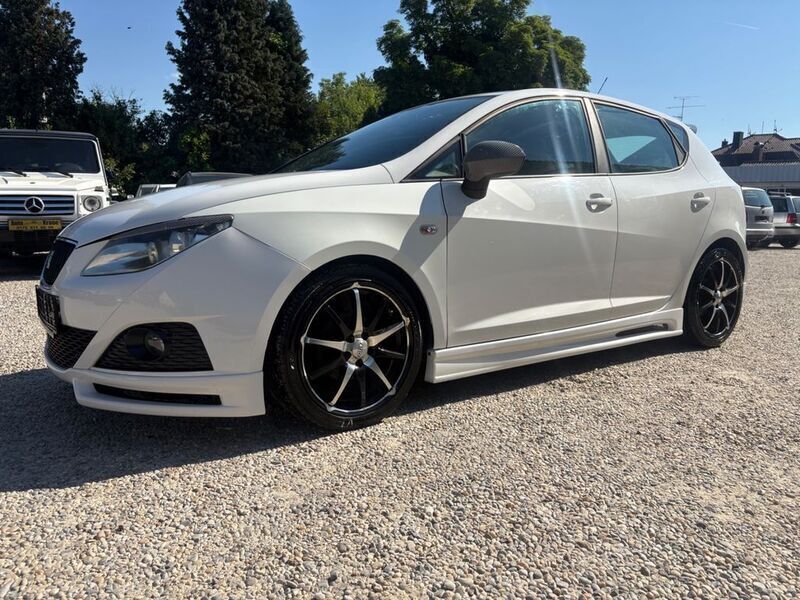 Weiß Gebraucht 2010 Seat Ibiza Stylance Limousine | 3.950 € (Guter Preis) - Bild 1/4