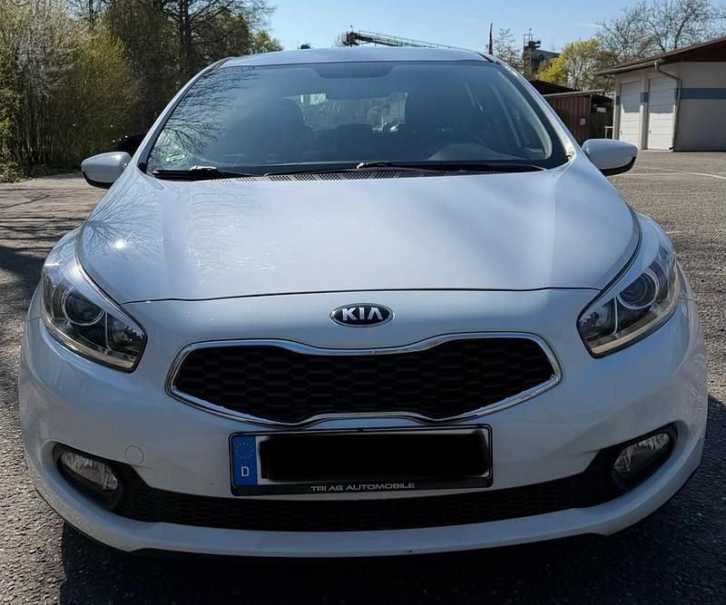 Gebraucht Kia Ceed Edition 7 99 PS (72 kW) 2014 Weiß Kleinwagen