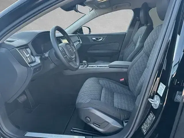 Gebraucht Volvo V60 Core 197 PS (144 kW) 2025 Schwarz Kombi