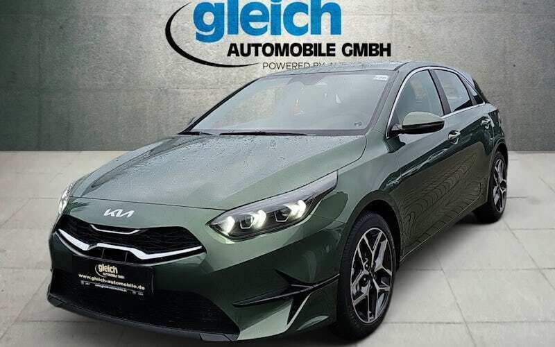 Grün Neu 2025 Kia Ceed Spirit Limousine | 27.590 € (Fairer Preis) - Bild 1/4