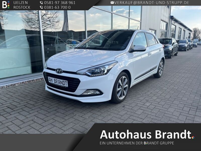 Weiß Gebraucht 2016 Hyundai i20 Passion Limousine | 11.990 € (Teuer) - Bild 1/4