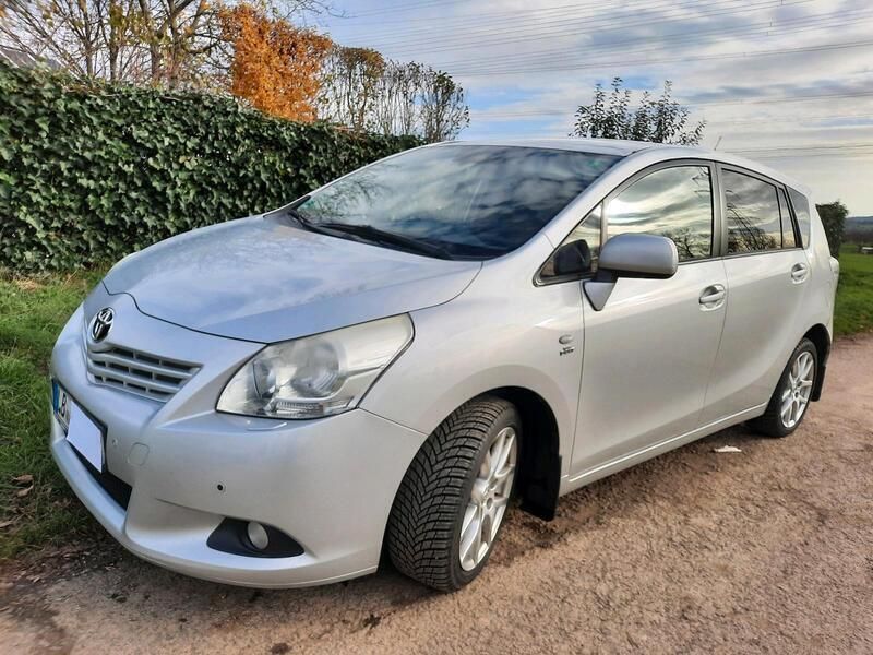 Silber Gebraucht 2009 Toyota Verso Executive Van / Kleinbus | 4.800 € (Etwas zu teuer) - Bild 1/3