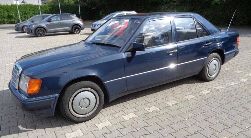Blau Gebraucht 1992 Mercedes 200 Limousine | 16.000 € - Bild 1/4