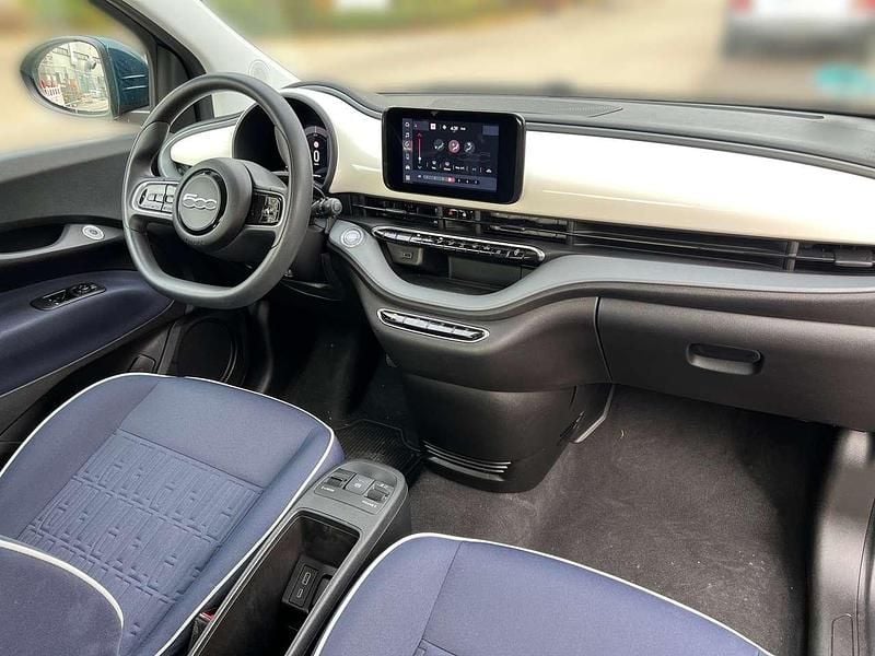 Gebraucht Fiat 500e Action 69 kW (95 PS) 2023 Grün colore interno (fabric. with fiat l (metallic) Kleinwagen