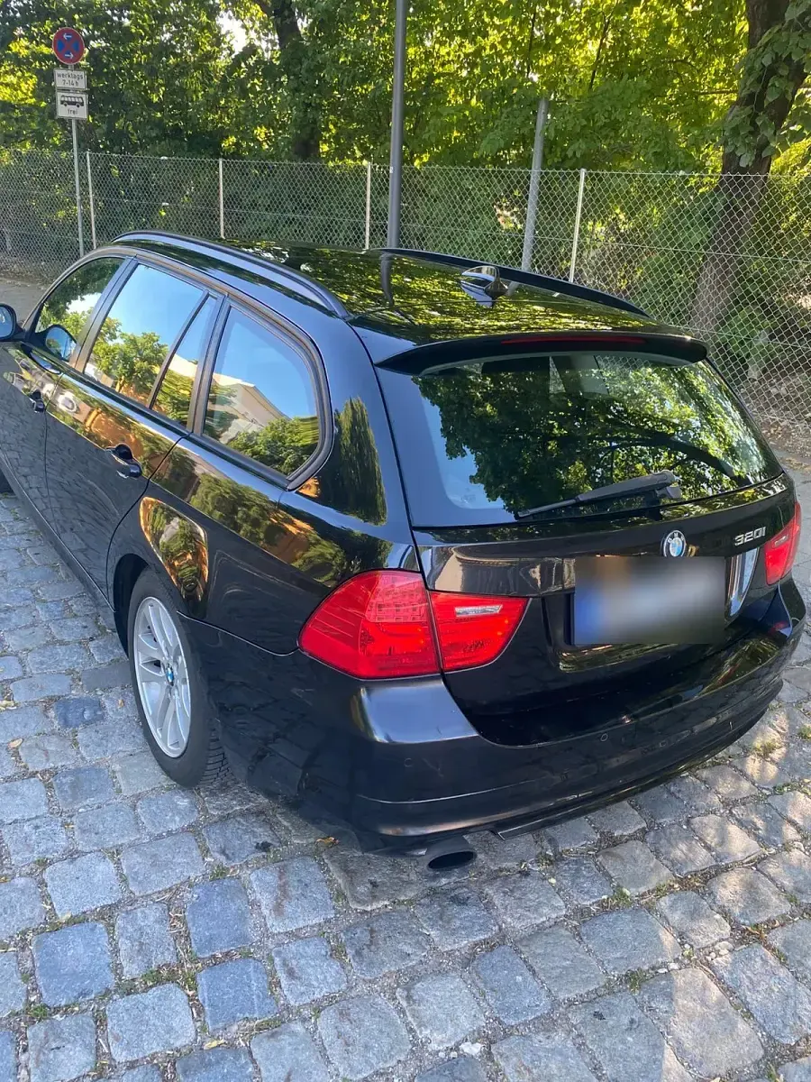 Gebraucht BMW 320 170 PS (125 kW) 2011 Schwarz Kombi