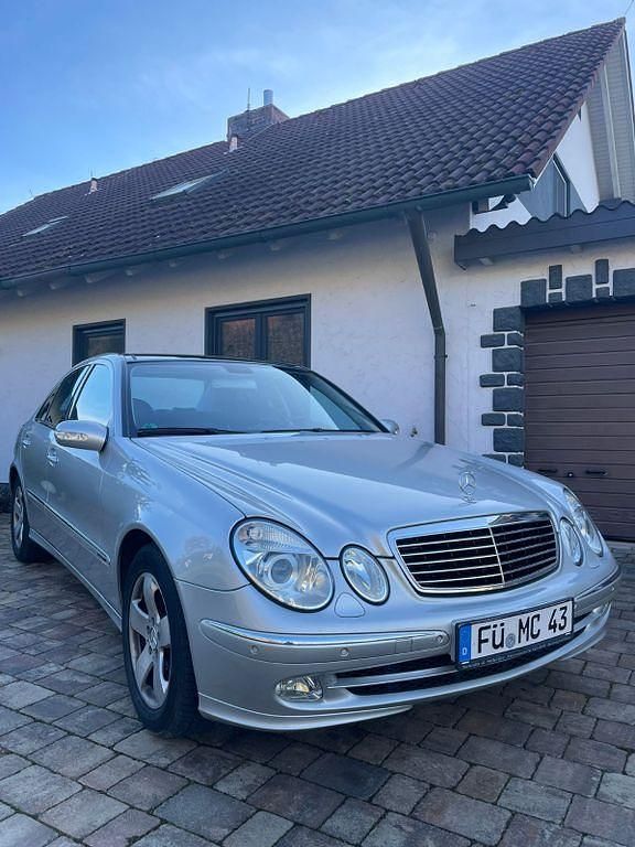 Silber Gebraucht 2002 Mercedes E240 Avantgarde Limousine | 9.000 € - Bild 1/4