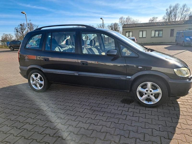Schwarz Gebraucht 2000 Opel Zafira Van / Kleinbus | 700 € - Bild 1/4