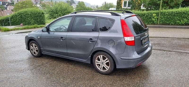 Gebraucht Hyundai i30 105 PS (77 kW) 2011 Grau Kombi