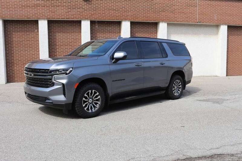 Schwarz Neu 2025 Chevrolet Suburban SUV | 291.550 € - Bild 1/4