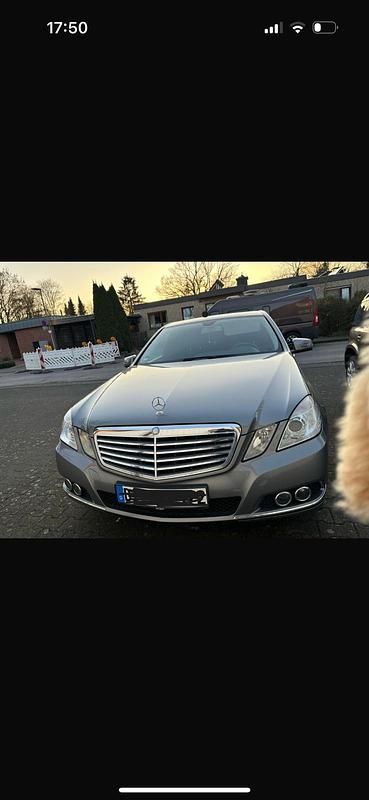 Grau Gebraucht 2012 Mercedes E220 Limousine | 7.500 € (Superpreis) - Bild 1/4
