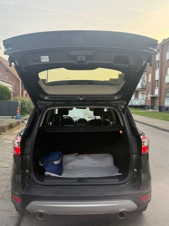 Gebraucht Ford Kuga Titanium 150 PS (110 kW) 2019 Grau SUV