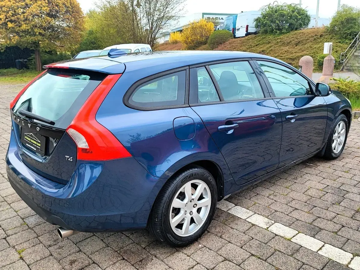 Używany Volvo V60 179 KM (131 kW) 2012 Niebieski Kombi