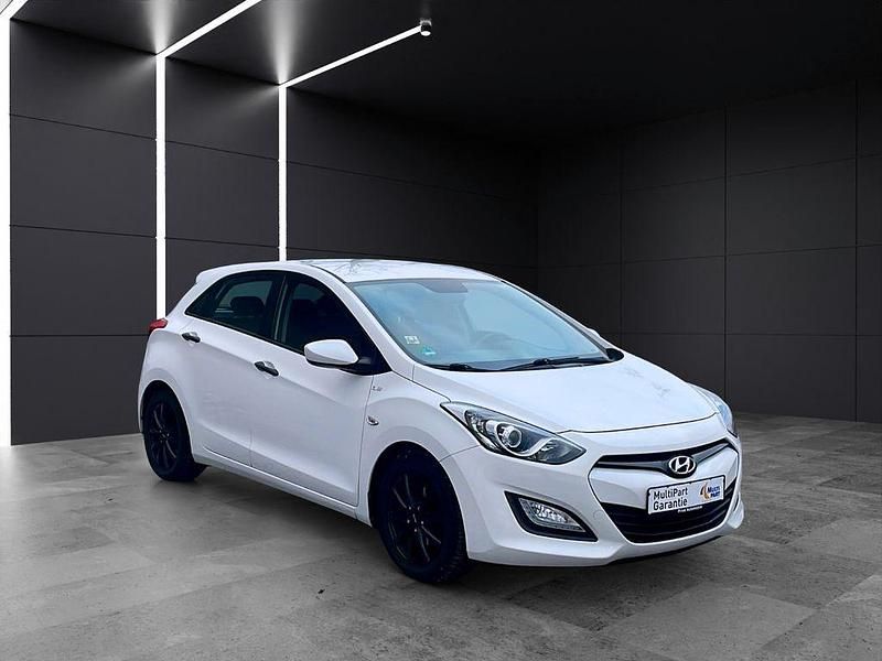 Weiß Gebraucht 2012 Hyundai i30 Limousine | 6.490 € (Fairer Preis) - Bild 1/4