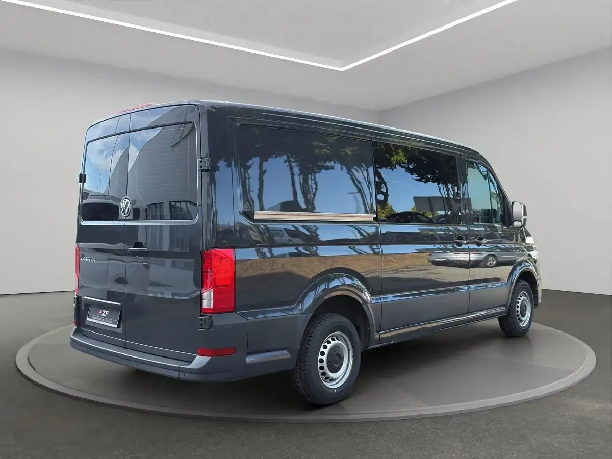 Gebraucht VW Crafter 140 PS (102 kW) 2021 Schwarzgrau Van