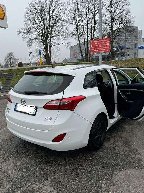 Gebraucht Hyundai i30 Passion Plus 135 PS (99 kW) 2016 Weiß Limousine