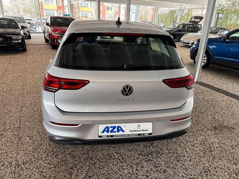 Gebraucht VW Golf Life 116 PS (85 kW) 2023 Silber Limousine