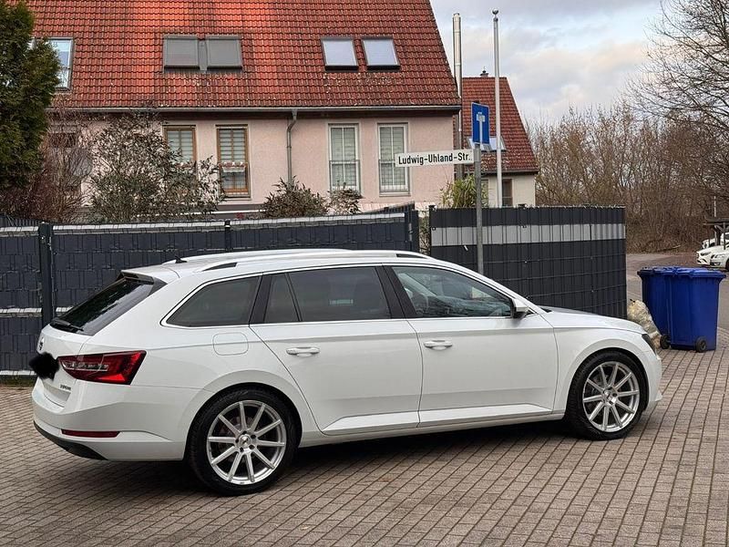 Weiß Gebraucht 2016 Skoda Superb Style Limousine | 10.999 € (Guter Preis) - Bild 1/4