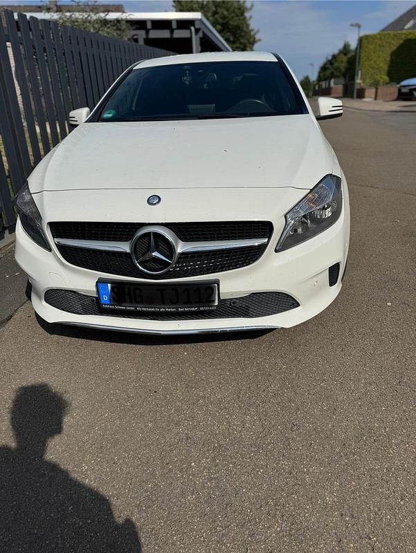 Gebraucht Mercedes A180 122 PS (89 kW) 2016 Weiß Limousine