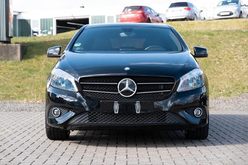 Gebraucht Mercedes A180 122 PS (89 kW) 2012 Schwarz Kleinwagen