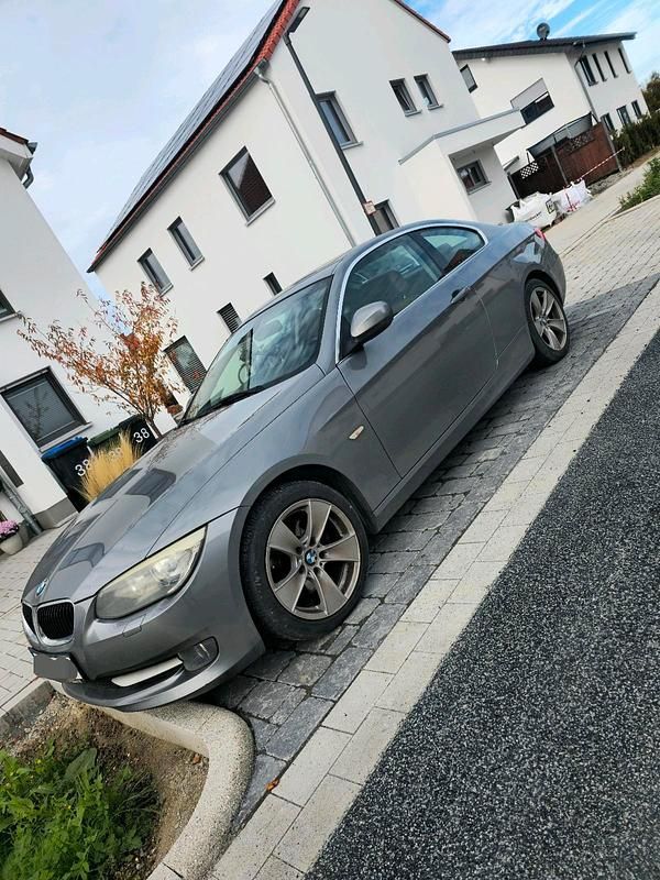 Gebraucht BMW 320 184 PS (135 kW) 2011 Grau Coupé