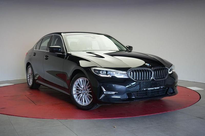 Black sapphire Gebraucht 2019 BMW 320 Luxury Line Limousine | 25.390 € (Fairer Preis) - Bild 1/4