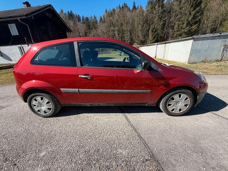 Gebraucht Ford Fiesta Ambiente 69 PS (50 kW) 2006 Rot Kleinwagen