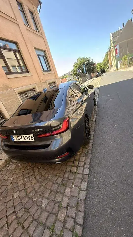 Gebraucht BMW 330e Advantage 292 PS (214 kW) 2020 Grau Limousine
