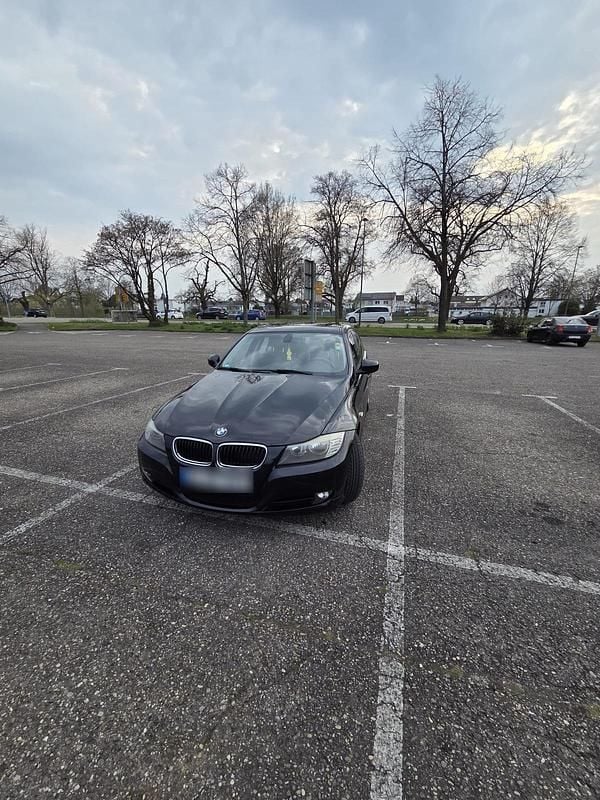 Gebraucht BMW 318 143 PS (105 kW) 2011 Schwarz Limousine