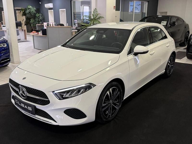 Weiß Gebraucht 2023 Mercedes A180 Progressive Limousine | 24.900 € (Superpreis) - Bild 1/4